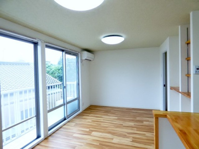 【居間・リビング】 | グランコムメゾン南中川 | 掃出し窓はガラス４枚分の大きさ。日当たり良好で明るい室内。