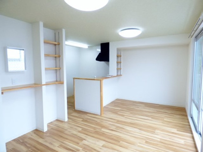 【居間・リビング】 | グランコムメゾン南中川 | 濃淡のはっきりしたフローリングがオシャレなリビング。