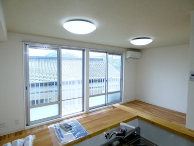 【居間・リビング】 | グランコムメゾン南中川 | カウンター幅が広いキッチンからリビングをしっかり見渡せます。