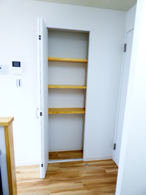 【収納】 | グランコムメゾン南中川 | キッチン横に収納。TV付インターホンも見やすい位置にあります。