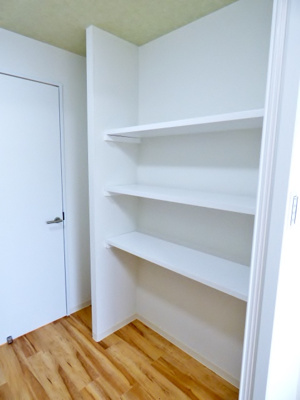 【収納】 | グランコムメゾン南中川 | 収納棚もあり、鞄や帽子など小物が多くても大丈夫。