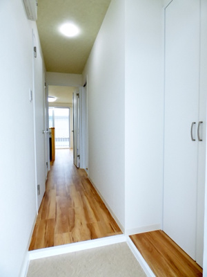 【玄関】 | グランコムメゾン南中川 | シューズボックスは少し奥にあり、スムーズに戸を開けられます。