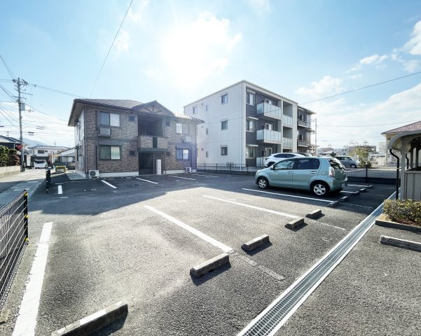 シャン･ド･フルール　B棟の駐車場
