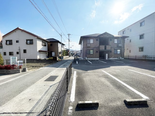 シャン･ド･フルール　B棟の駐車場