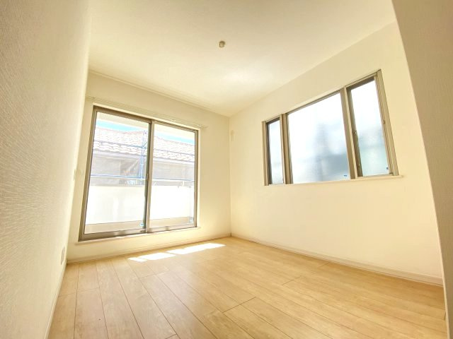 明るい二面採光の5.5帖の洋室★
