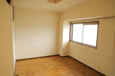 【洋室】 | めじろ台コーポラス | 洋室のメリットは重い家具が置きやすく、身の回りが整理しやすいことです。 床がフローリングのため畳とは異なり凹みにくいです。 クローゼットなど収納が豊富で、普段使わない旅行カバンや服の整頓も簡単にです。