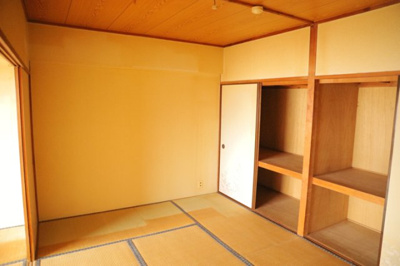 【寝室】 | めじろ台コーポラス | 寝室でゆっくりと過ごすためにはベッド周りの適度な空間を担保することや窓の位置、照明の明るさ、寝室の広さなどを考える必要があります。自身や家族の構成とライフスタイルに併せて寝室にする部屋を選びましょう！