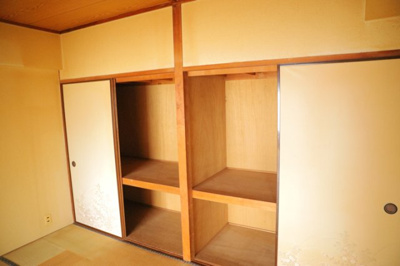 【収納】 | めじろ台コーポラス | デザイン性を重視しすぎて収納が少なかった！なんてことにならないため、事前に現地で収納の数を確認しておくことをお勧めします。クローゼット以外にも床下収納や屋根裏収納、パントリーなどもチェックしましょう。