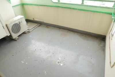 【バルコニー】 | めじろ台コーポラス | バルコニーは、室外の専用スペースのうち、「屋根がなく開放された空間」であるものを指します。ベランダより広いタイプのものが多く、日当たりもよいため家庭菜園などを楽しみたい人にとって適した環境となります。