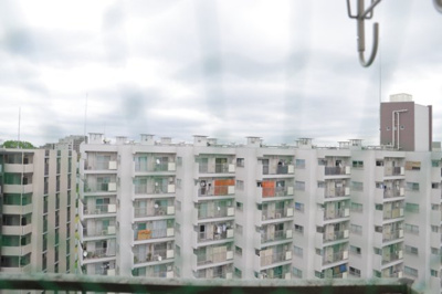 【展望】 | めじろ台コーポラス | 眺望の良さを楽しめるダイニングキッチンで家族団らんの時間を過ごしてはいかがでしょうか。バルコニーから見える景色を家族で眺める時間は、時間が経つのを忘れてしまいそうですね。是非、現地を見に行きましょう！