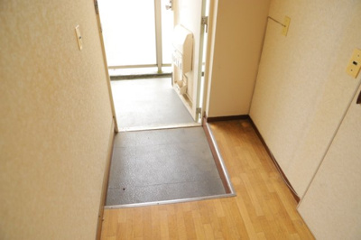 【玄関】 | めじろ台コーポラス | 玄関は家の顔でもあり、家族以外の目にも止まる場所です。玄関は外との間を仕切る扉、靴などをしまっておく収納スペース、靴脱ぎのたたきスペース、来客とのやり取りをするドアホンなど複数のアイテムからなります。