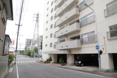 【現況写真】 | めじろ台コーポラス | 外観はマンション管理がされているかの目安になります。築年数が古いと、壁面は劣化してひび割れが生じることも！建物が古びていても細かいところが修繕されていると、きちんと管理されているなぁと感じるでしょう。