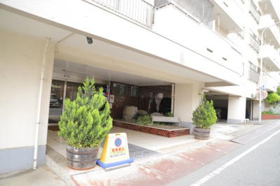 【エントランス】 | めじろ台コーポラス | マンションのエントランスには、もともと風よけや防犯の役割がありますが、マンションによって宅配ボックスなどの設備が備わっている所もあります。日々の生活をイメージしながら生活しやすさをチェックしましょう。