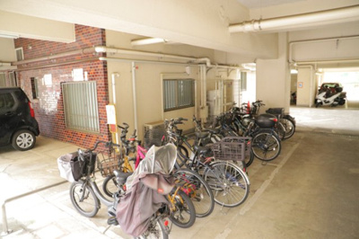 【駐輪場】 | めじろ台コーポラス | マンションの駐輪場は、事前に空きがあるか確認を取ると安心です。せっかく入居したのに駐輪スペースがない！なんてことになったら大変ですよね。そこで、内見時や購入前にはまず事前に確認しておくと良いでしょう。