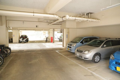 【駐車場】 | めじろ台コーポラス | 車一台あたりに必要なスペースは、標準サイズの普通自動車で横幅2m50cm、長さ5mは必要になります。ただし、乗降のことも考慮して横幅3m30cm、長さ5m50cmほどは確保できるところを選びましょう。