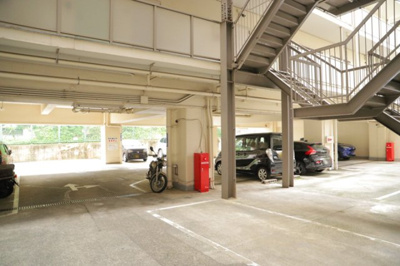 【駐車場】 | めじろ台コーポラス | 駐車場と明記されていても、最小スペースでつくられた駐車場だと大型車は駐車できなかったり、出入りしにくくなったりする可能性があります。お車のサイズと購入したい物件の駐車場のサイズを現地で確認しましょう。