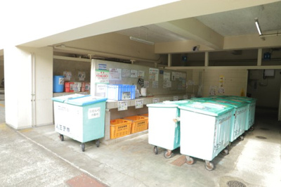 【設備】 | めじろ台コーポラス | 共有部分は、住民なら誰もが使える設備のこと。例えば駐車場やエレベーター、インターネット設備、セキュリティ設備などがあります。他にも、マンションの廊下・外部階段やエントランス・ゴミ置き場などがあります。