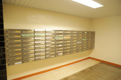 【設備】 | めじろ台コーポラス | エントランス付近に設置されている集合ポストは、住んでいる部屋と離れているため、ポストをあさるなど誰かに何かされていても被害に気づきにくいです。入居する時には他人に特定されにくい番号で鍵をかけましょう！