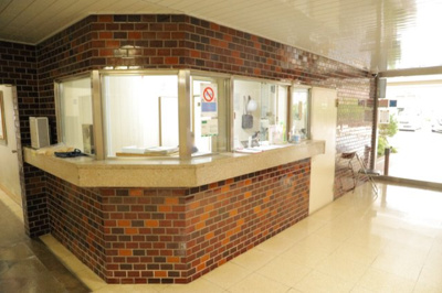 【受付】 | めじろ台コーポラス | 受付はマンションコンシェルジュがいる場合もあれば、管理人が滞在する小部屋を総称して呼ぶことがあります。主にエントランスに設置されていることから、防犯面でも期待ができます。防犯設備がない場合はより安心！