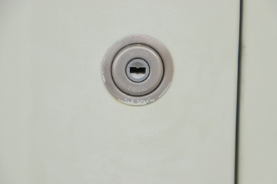 【防犯設備】 | めじろ台コーポラス | 当然のことではありますが、オートロックやセンサーライト、ホームセキュリティーなどの防犯設備があれば、小さいお子様がいるご家庭も安心ですよね！まず物件購入の際は、防犯設備もチェックするようにしましょう。