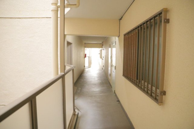 【その他共用部分】 | めじろ台コーポラス | 共有部分は、住民なら誰もが使える設備のこと。例えば駐車場やエレベーター、インターネット設備、セキュリティ設備などがあります。他にも、マンションの廊下・外部階段やエントランス・ゴミ置き場などがあります。