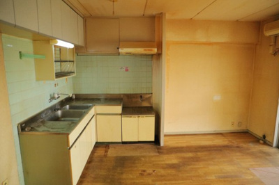 【キッチン】 | めじろ台コーポラス | L型アイランドタイプは、キッチンからダイニングにもリビングにも目が行き届くので、とても使いやすい配置です。L字型独立タイプは、キッチンを独立させてるためLDKというよりもLDといった様なイメージです。