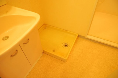 【ランドリースペース】 | めじろ台コーポラス | ランドリースペースも気になります。洗濯機置場があり「洗う、干す、取り込む、アイロンがけ、たたむ」など、洗濯に関する家事をするための空間です。広さや収納など付帯設備も含めて、詳細は現地でご確認ください。