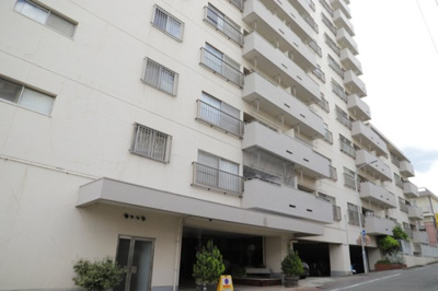 【構造・工法・仕様】 | めじろ台コーポラス | ＲＣ造、Reinforced Concreteは直訳すると補強されたコンクリートです。主に柱や梁・床・壁が鉄筋とコンクリートで構成おり、鉄筋を組んだ型枠にコンクリートを流し込んで固めたものを指します。