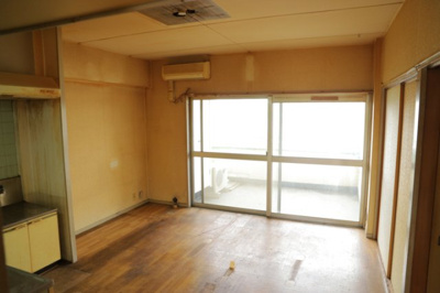 【居間・リビング】 | めじろ台コーポラス | リビングの間取りの種類は大きくわけてリビングとダイニングが別になっているタイプ、リビングダイニング一体型です。どちらも一長一短ですので、家を選ぶ時はその両面をチェックして決めるようにしましょう。
