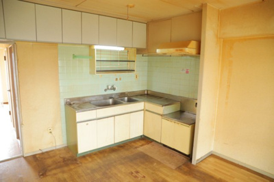 【居間・リビング】 | めじろ台コーポラス | 直線タイプはLとDKを一直線に並べた形で対面キッチンのタイプです。一般的なのでよく見かけるかもしれません。直線タイプに似た直接アイランドタイプは、キッチンとダイニングの間に壁がない分広く感じられます。