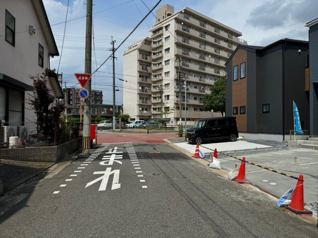 ーBloomーブルームー戸畑区中原西2丁目1期　【戸畑区　新築戸建て】の前面道路含む現地写真|目の前には公園があるので小さいお子様がいるご家庭には好立地♪