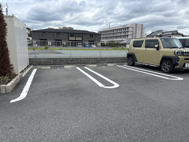 ヌォーヴォ・ドラーゴⅢの駐車場