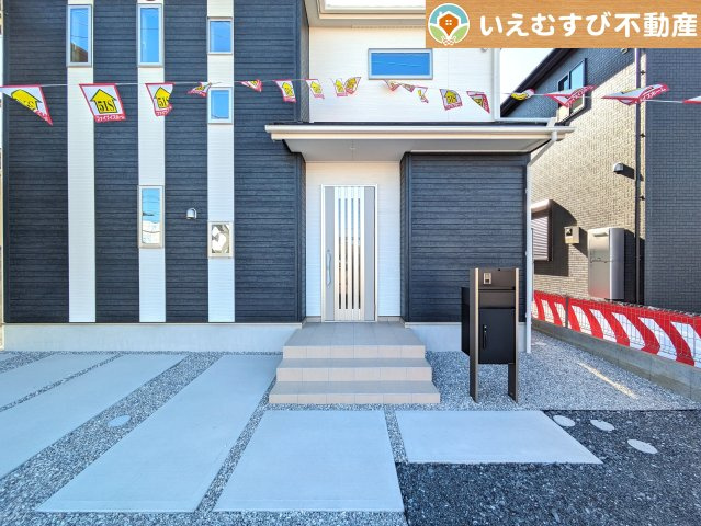 上柴町西2丁目のエントランス|落ち着いた色づかいのエントランス
駐車場からアクセスの良いエントランス。雨の日や荷物が多くても安心の動線♪