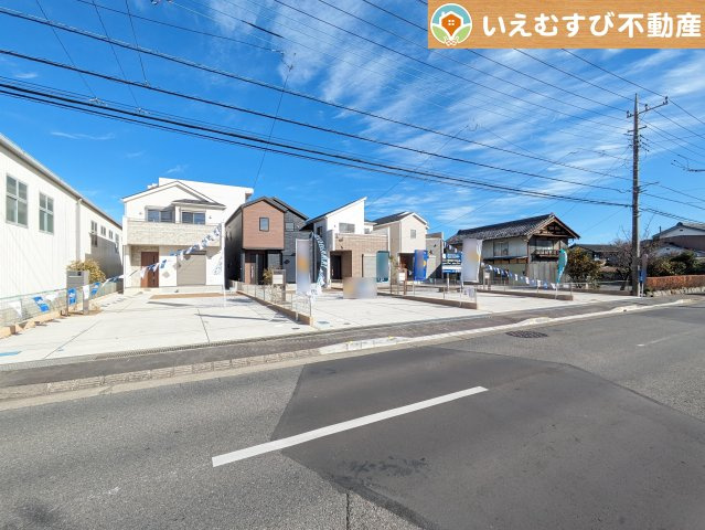 BLOOMING GARDEN　深谷市上柴町東7丁目の前面道路含む現地写真|安心の広々6ｍ前面道路
6ｍの前面道路はお車の駐車が楽々！すれ違える広さが確保されています♪