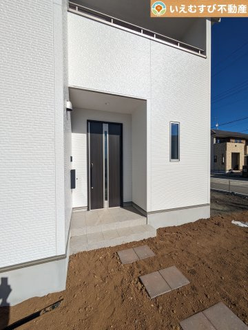 羽生市藤井上組2期のエントランス|セキュリティ充実で安心・安全の暮らしを提供
