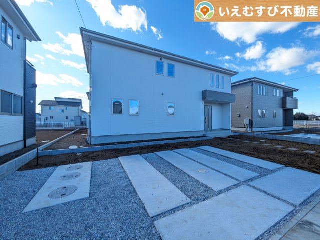 羽生市藤井上組2期の駐車場|前面道路が広く、間口もゆったり。駐車が苦手なママもらくらく停められます
