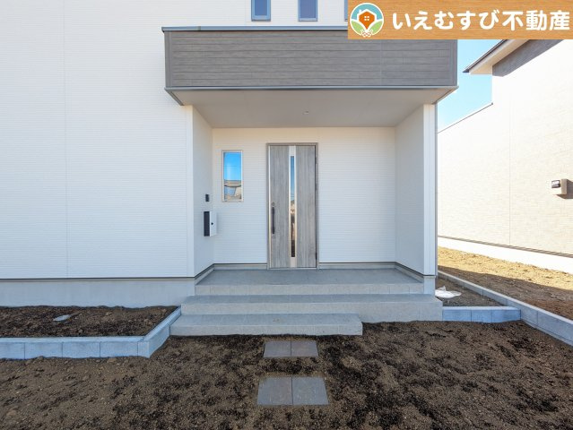 羽生市藤井上組2期のエントランス|セキュリティ充実で安心・安全の暮らしを提供
