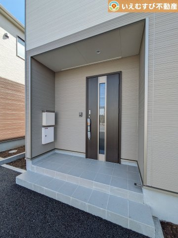 Cradle garden　本庄市児玉町保木野第1のエントランス|雨が防げる広々エントランス
駐車場からアクセスの良いエントランス。雨の日や荷物が多くても安心の動線♪