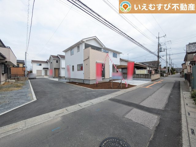 KEIAI FiT　深谷市東方16期の前面道路含む現地写真|充分な広さの4ｍ前面道路
間口が広くお車の出し入れも問題なく行えるスペースが確保されています♪
