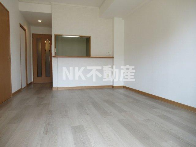 【居間・リビング】 | グランシェルドゥ（放出賃貸） | こちらの居間で趣味の時間をお楽しみください