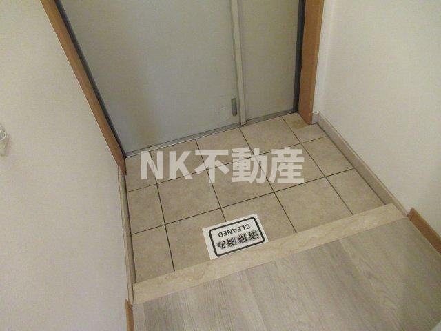 【玄関】 | グランシェルドゥ（放出賃貸） | 収納もある玄関です