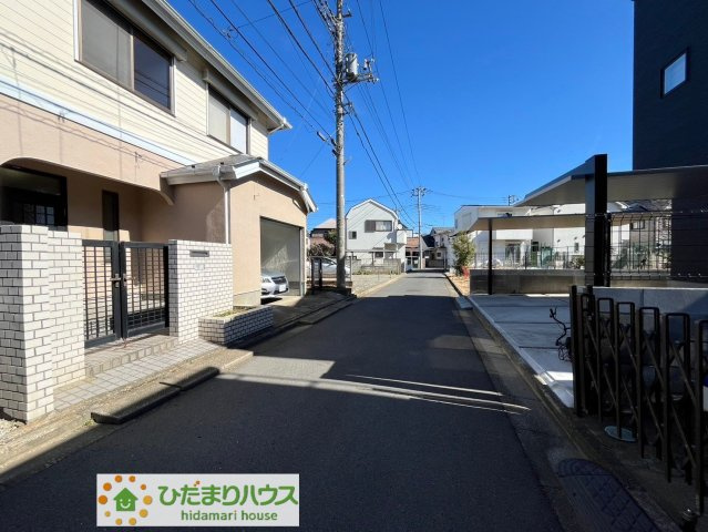 上尾市上　中古一戸建ての前面道路含む現地写真