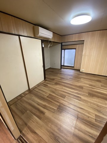 【 売主 】横浜市中区妙香寺台　オーナーチェンジ（戸建）の洋室|（2025年リフォーム後入居前に撮影）クッションフロア張替・クロス一部張替・床の増張り（１２ｍｍ×１１帖）・壁一部施工