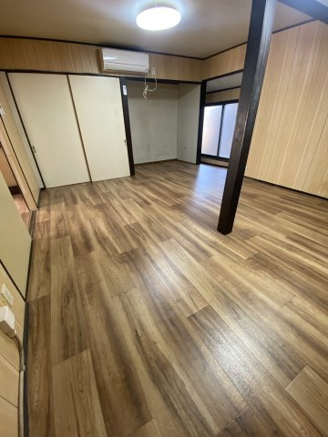 【 売主 】横浜市中区妙香寺台　オーナーチェンジ（戸建）の洋室|（2025年リフォーム後入居前に撮影）クッションフロア張替・クロス一部張替・床の増張り（１２ｍｍ×１１帖）・壁一部施工