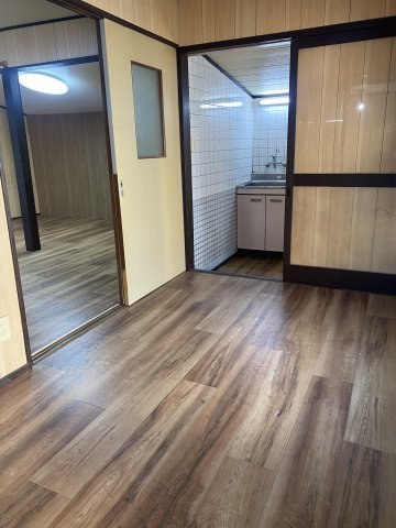 【 売主 】横浜市中区妙香寺台　オーナーチェンジ（戸建）のキッチン|（2025年リフォーム後入居前に撮影）クッションフロア張替