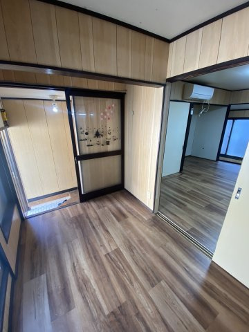 【 売主 】横浜市中区妙香寺台　オーナーチェンジ（戸建）のキッチン|（2025年リフォーム後入居前に撮影）クッションフロア張替