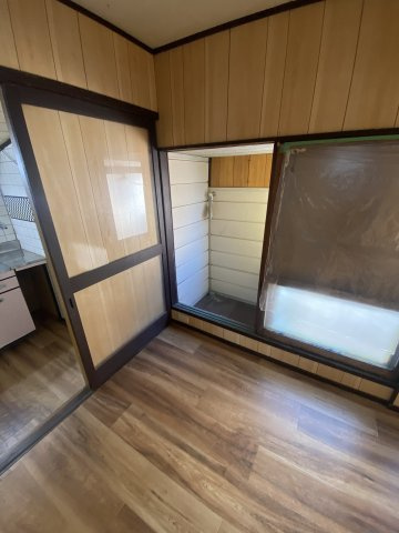 【 売主 】横浜市中区妙香寺台　オーナーチェンジ（戸建）のその他|洗濯機置場　（2025年リフォーム後入居前に撮影）クッションフロア張替