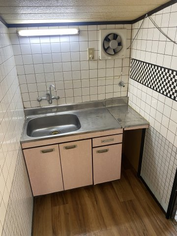 【 売主 】横浜市中区妙香寺台　オーナーチェンジ（戸建）のキッチン|（2025年リフォーム後入居前に撮影）クッションフロア張替