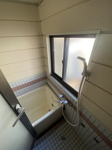 【 売主 】横浜市中区妙香寺台　オーナーチェンジ（戸建）の浴室|（2025年リフォーム後入居前に撮影）混合水栓・シャワー・給湯器を新規交換