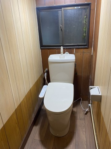 【 売主 】横浜市中区妙香寺台　オーナーチェンジ（戸建）のトイレ|（2025年リフォーム後入居前に撮影）ウォシュレット付トイレ交換・給水管交換